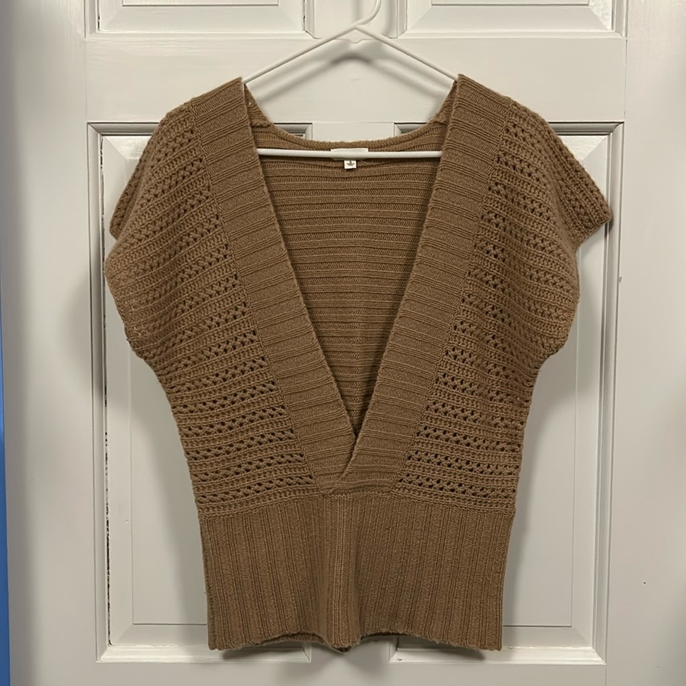 Generra Short Sleeve Sweater With Deep V-_Neck In Excellent Preowned Condition